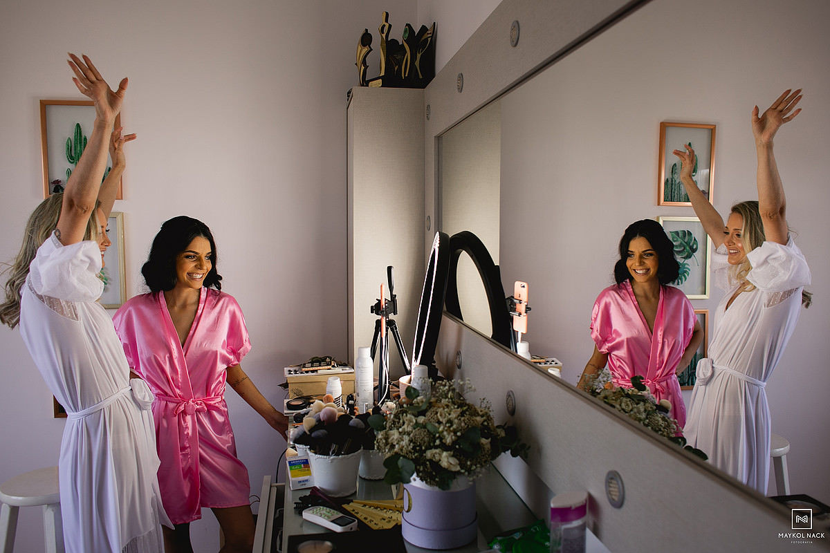 daniela nagel maquiando casamento