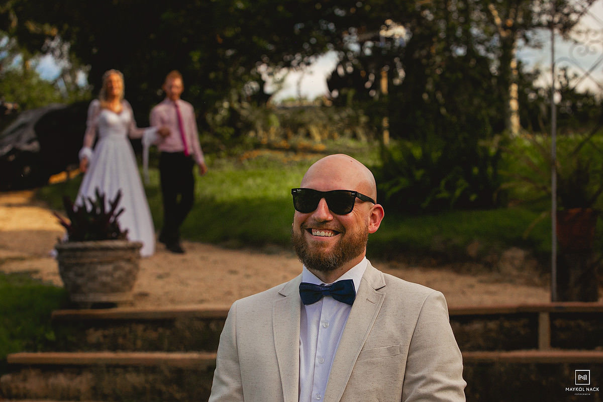 noivo esperando noiva chegar