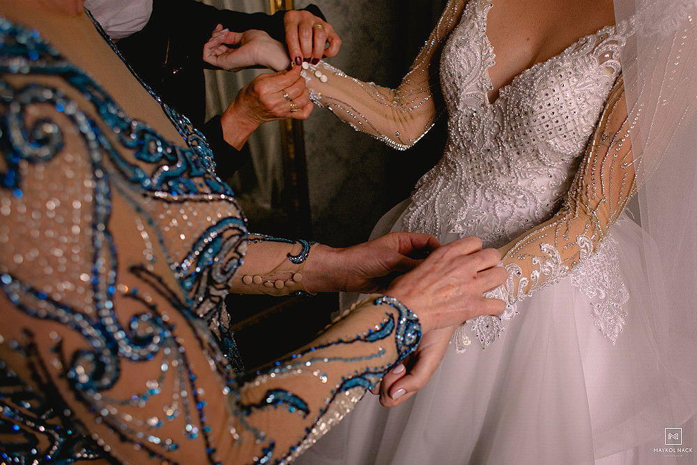 fechando os botões do vestido