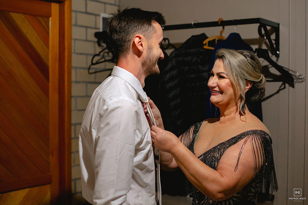 noivo e a mãe nos preparativos