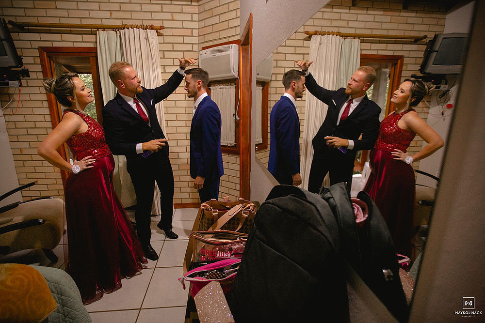 noivo com padrinhos no casamento