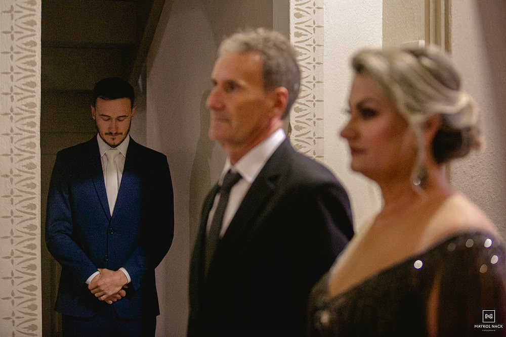 noivo olhando os pais