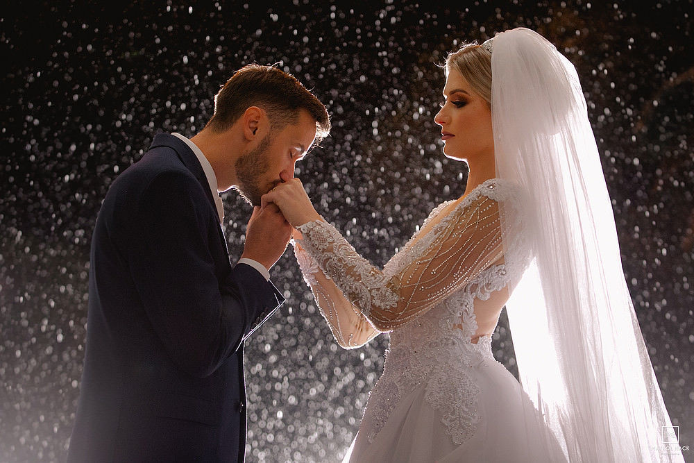 fotos de noivos na chuva