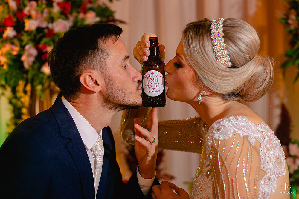 noivos com a própria cerveja