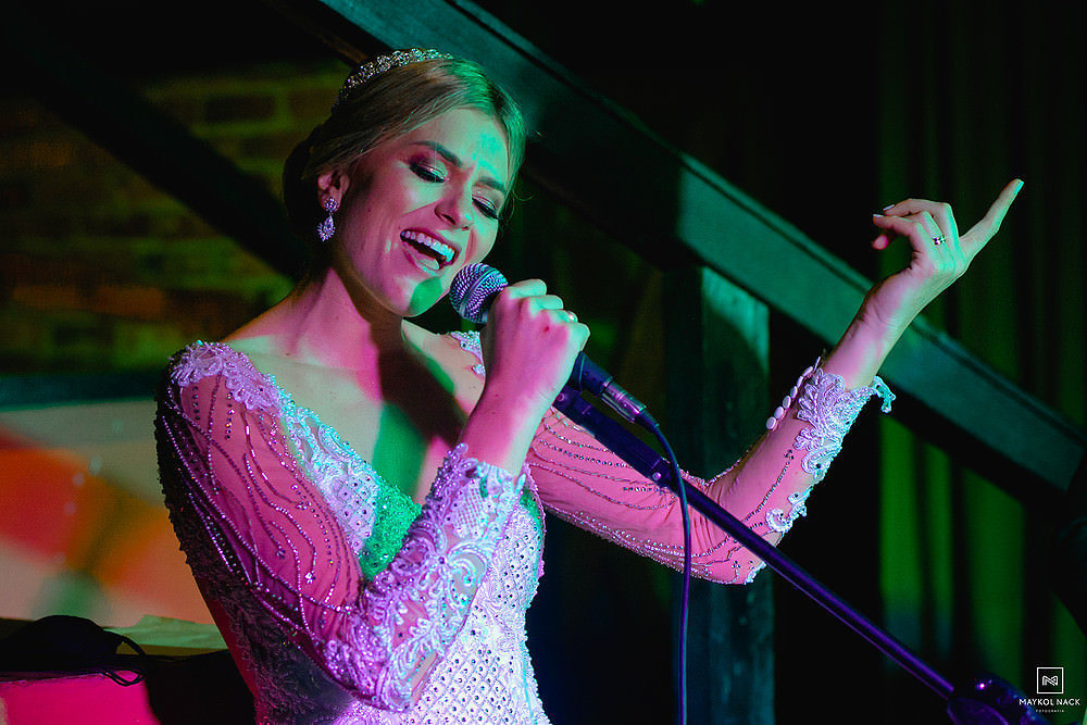 noiva cantando no seu casamento