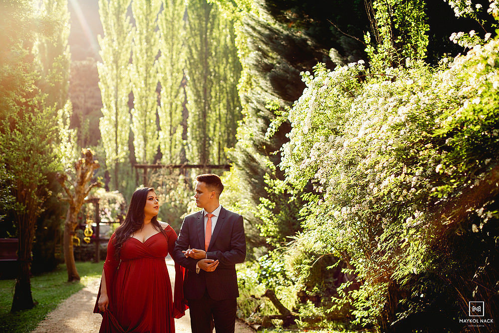 casal no jardim secreto