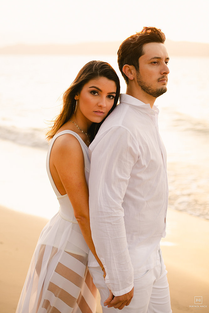noiva e noivo em praia de floripa