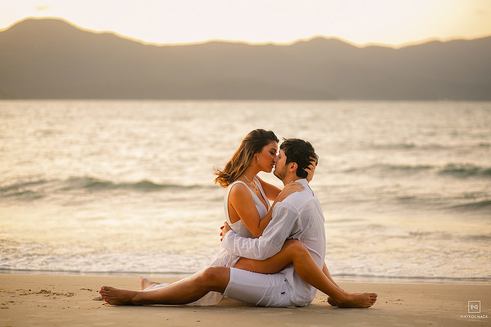 casal no por do sol praia daniela