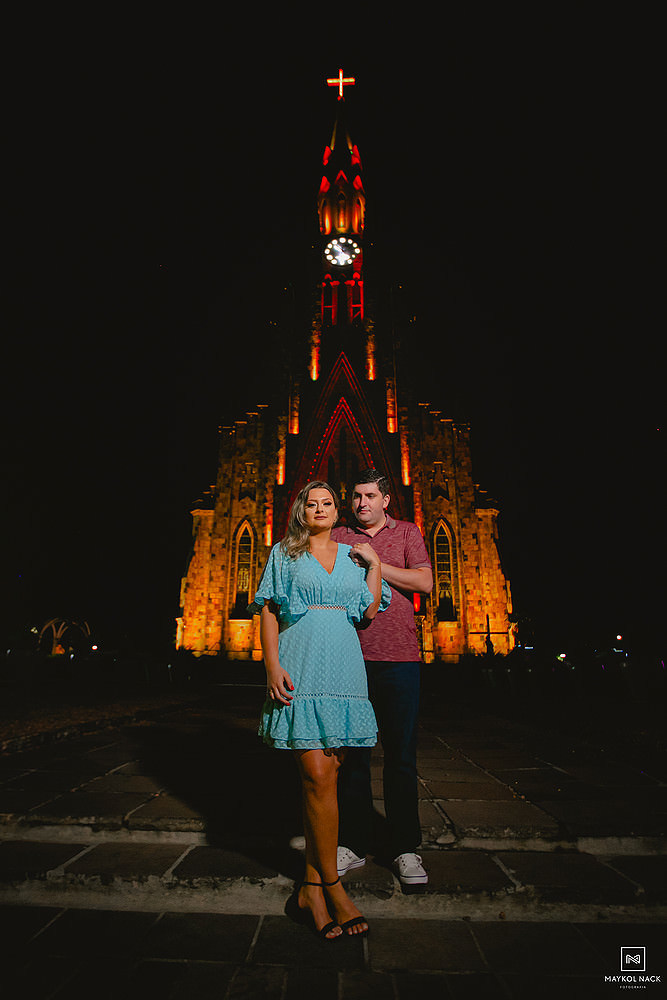 fotos na frente da igreja em canela