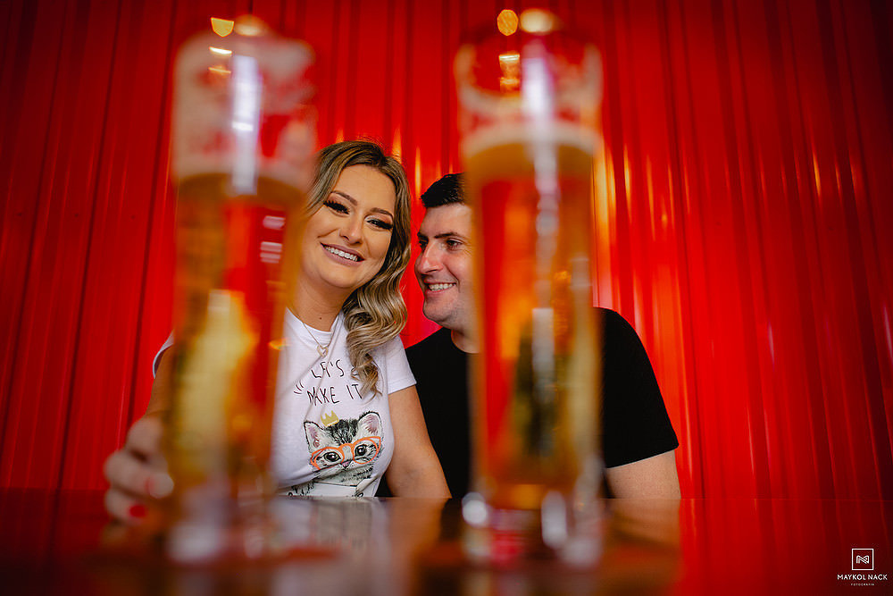 ensaio de casal com cerveja