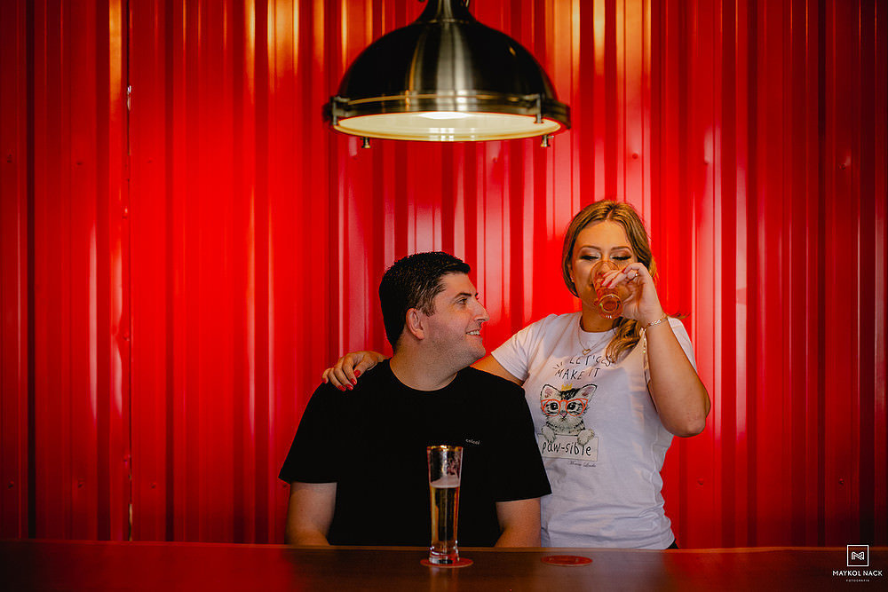 noivos na cervejaria em gramado