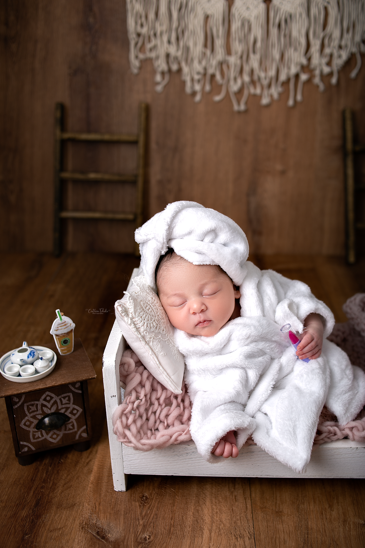 ensaio newborn de menina feito na caminha por Cinthia Toledo photography nos Eua, na cidade de malden - MA,  fotografia newborn na banheira de roupao branco
