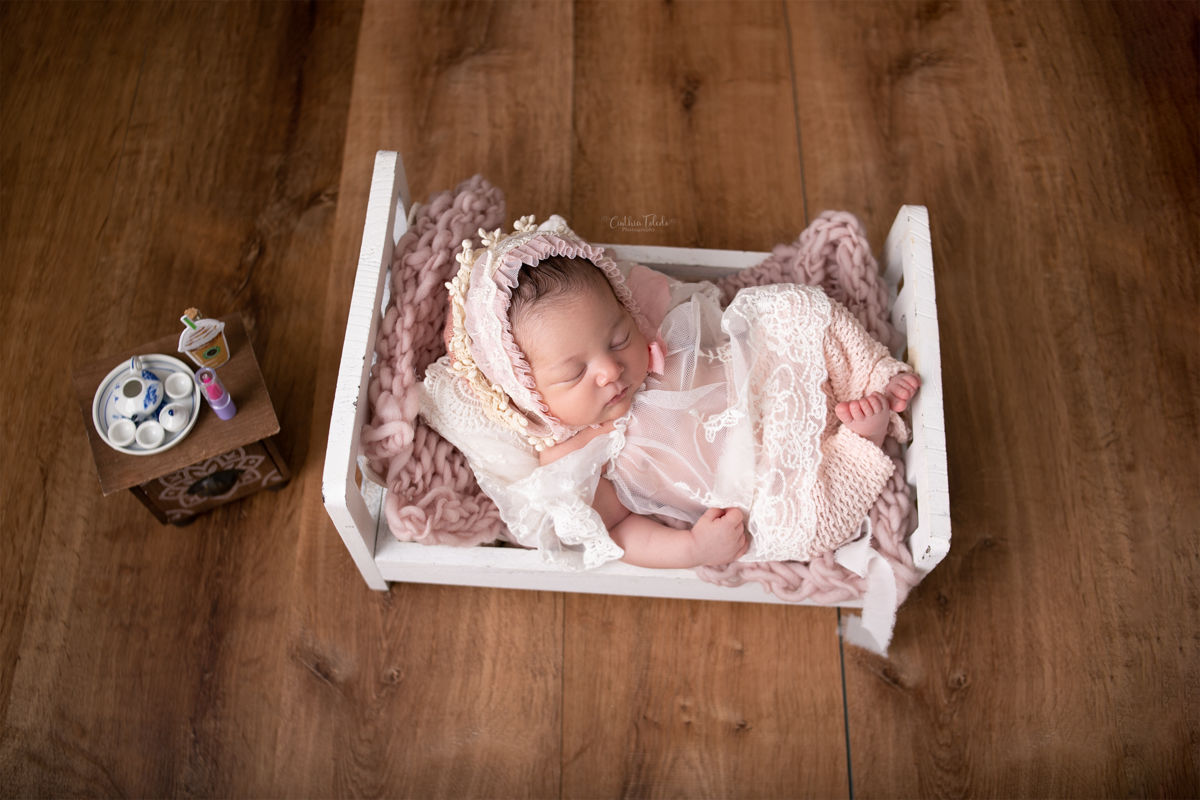 ensaio newborn de menina feito na caminha, fotografado por Cinthia Toledo photography nos Eua, na cidade de malden - MA,  fotografia newborn