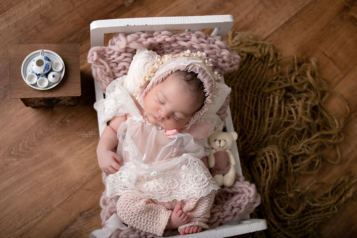 ensaio newborn de menina feito no puff, fotografado por Cinthia Toledo photography nos Eua, na cidade de malden - MA,  fotografia newborn, rustico
