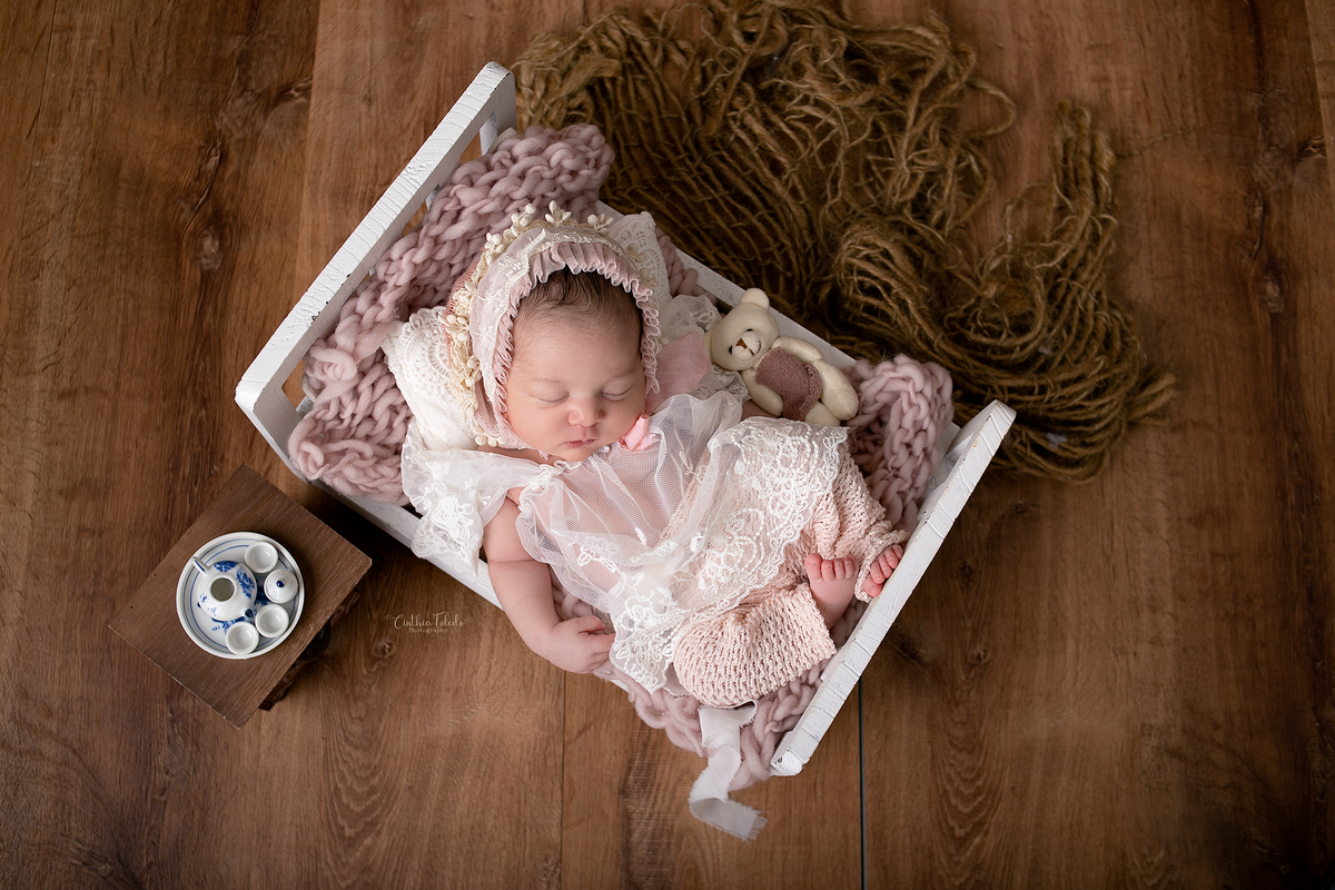 ensaio newborn de menina feito no puff, fotografado por Cinthia Toledo photography nos Eua, na cidade de malden - MA,  fotografia newborn, rustico