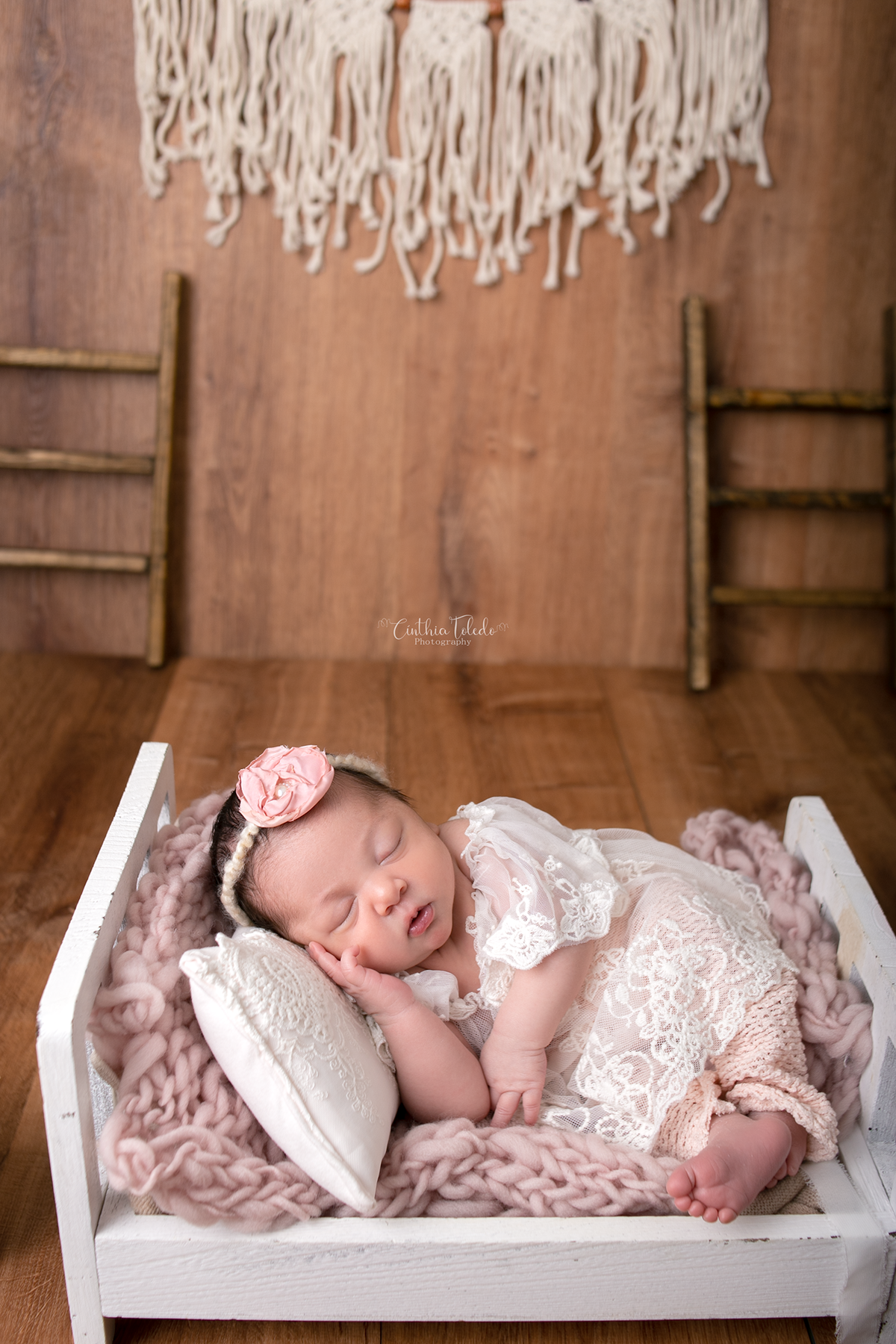 ensaio newborn de menina feito no puff, fotografado por Cinthia Toledo photography nos Eua, na cidade de malden - MA,  fotografia newborn, rustico