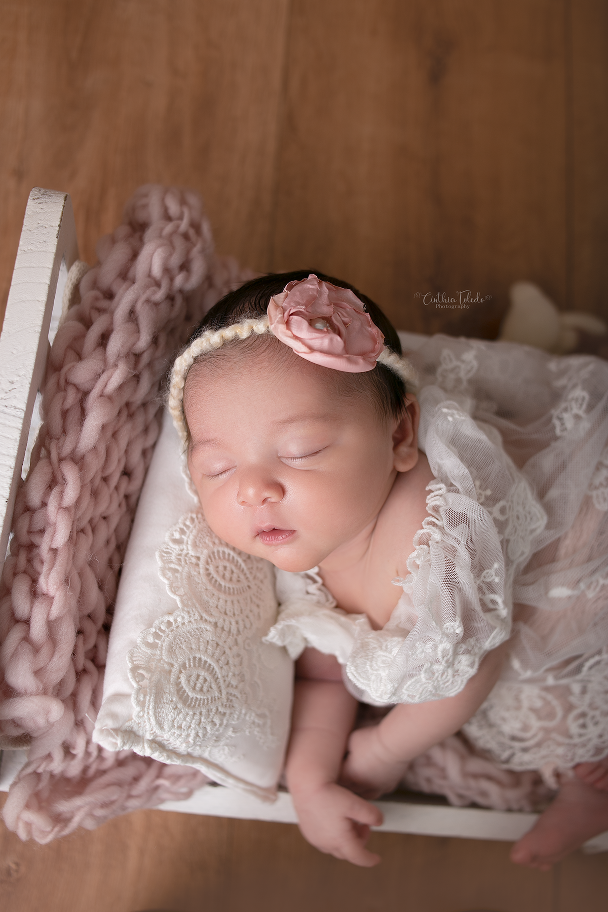 ensaio newborn de menina feito no puff, fotografado por Cinthia Toledo photography nos Eua, na cidade de malden - MA,  fotografia newborn, rustico