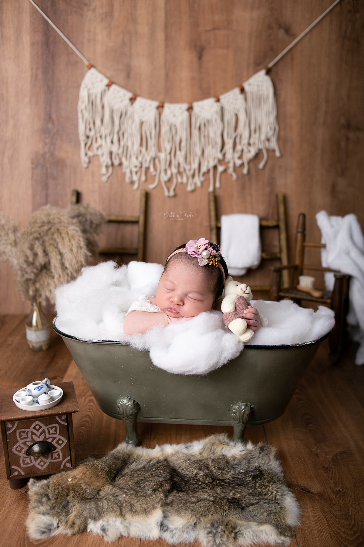 ensaio newborn de menina feito na banheira, fotografado por Cinthia Toledo photography nos Eua, na cidade de malden - MA,  fotografia newborn, rustico