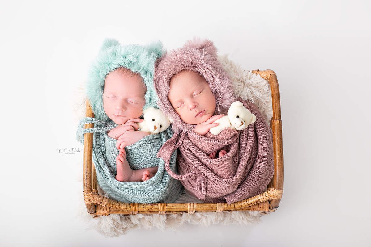 fotografia newborn feita por Cinthia Toledo photography / fotografia , realizada em home-studio, localizado em Malden - MA , EUA, newborn de casal de gemeos, rosa com verde, enroladinho, pacotinho,