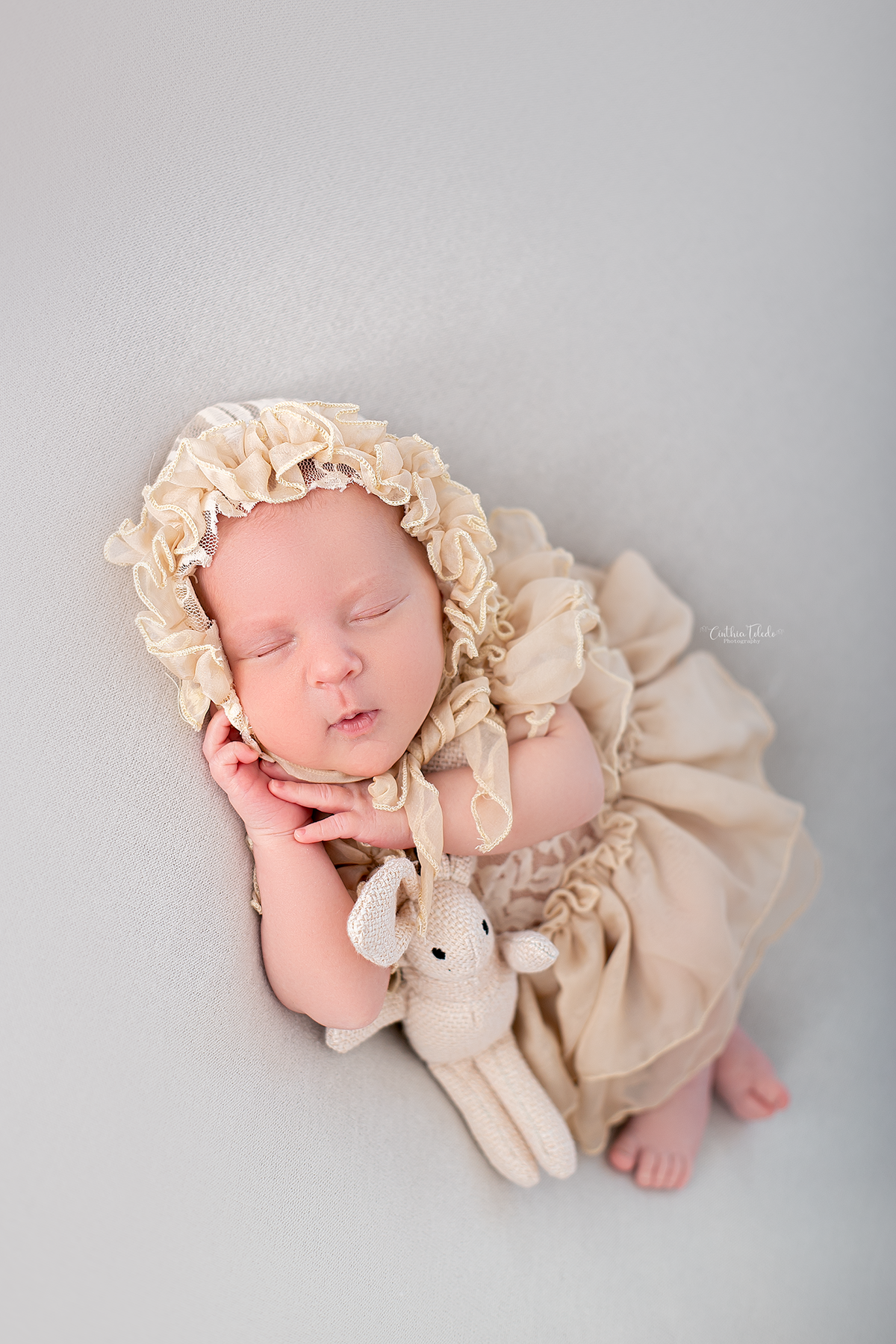 fotografia newborn feita por Cinthia Toledo photography / fotografia , realizada em home-studio, localizado em Malden - MA , EUA, newborn de casal de gemeos, menina 