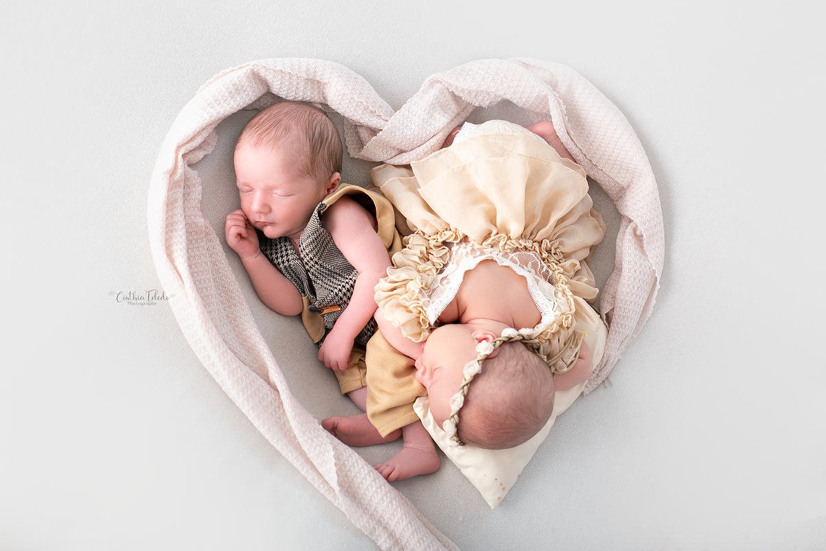 fotografia newborn feita por Cinthia Toledo photography / fotografia , realizada em home-studio, localizado em Malden - MA , EUA, newborn de casal de gemeos