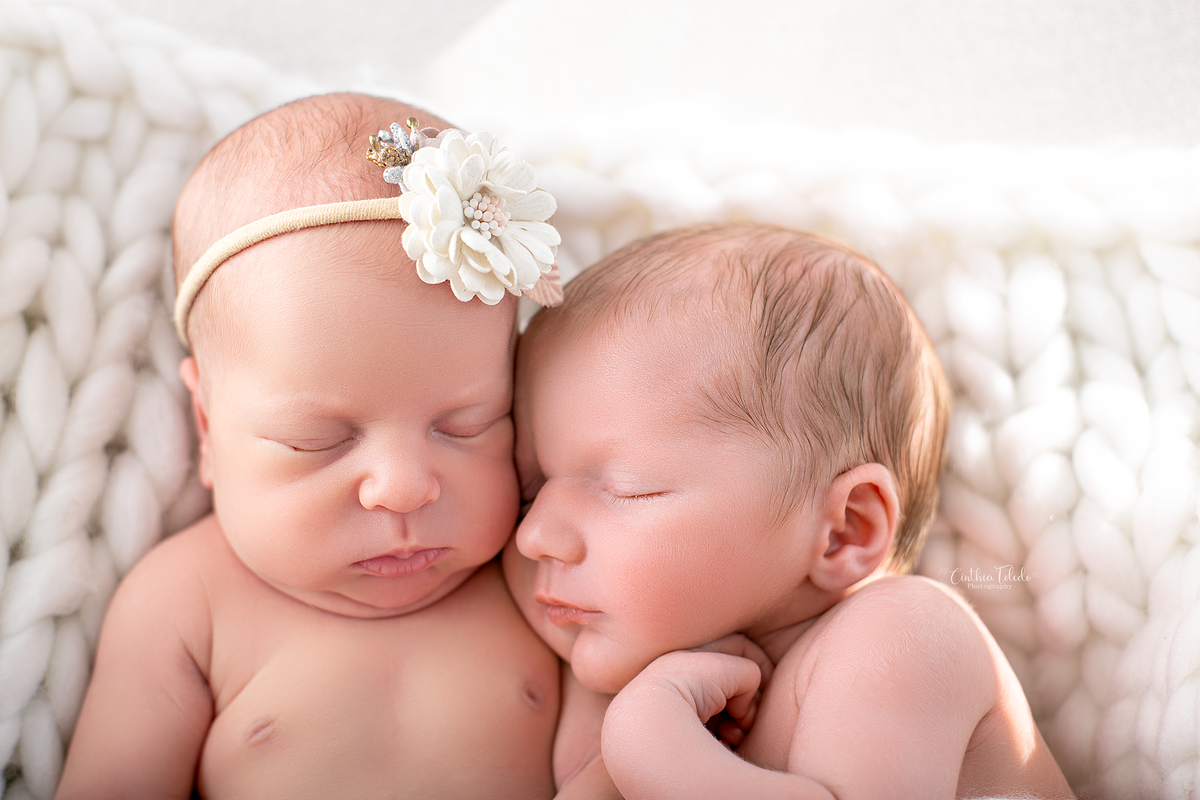 fotografia newborn feita por Cinthia Toledo photography / fotografia , realizada em home-studio, localizado em Malden - MA , EUA, newborn de casal de gemeos