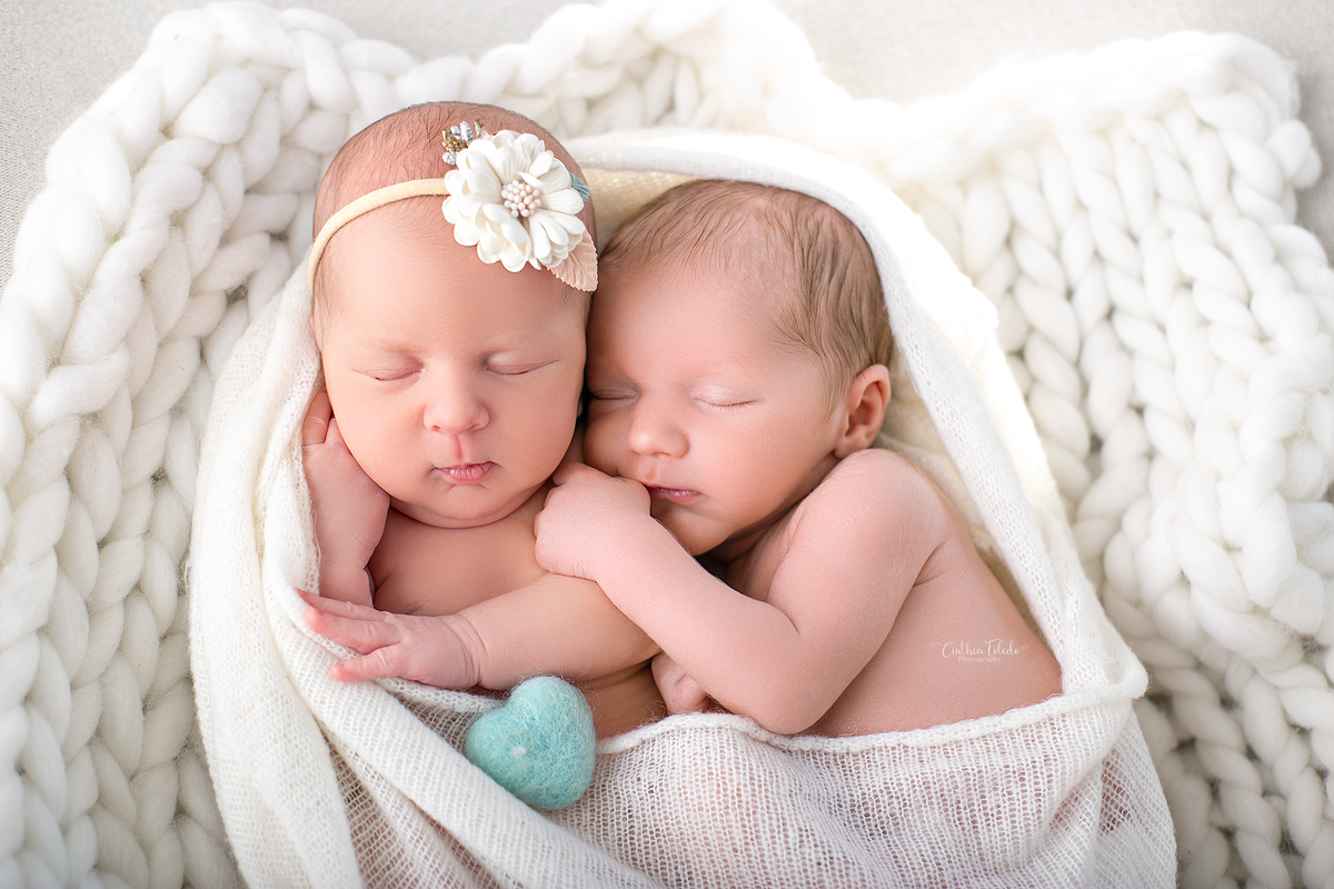 fotografia newborn feita por Cinthia Toledo photography / fotografia , realizada em home-studio, localizado em Malden - MA , EUA, newborn de casal de gemeos