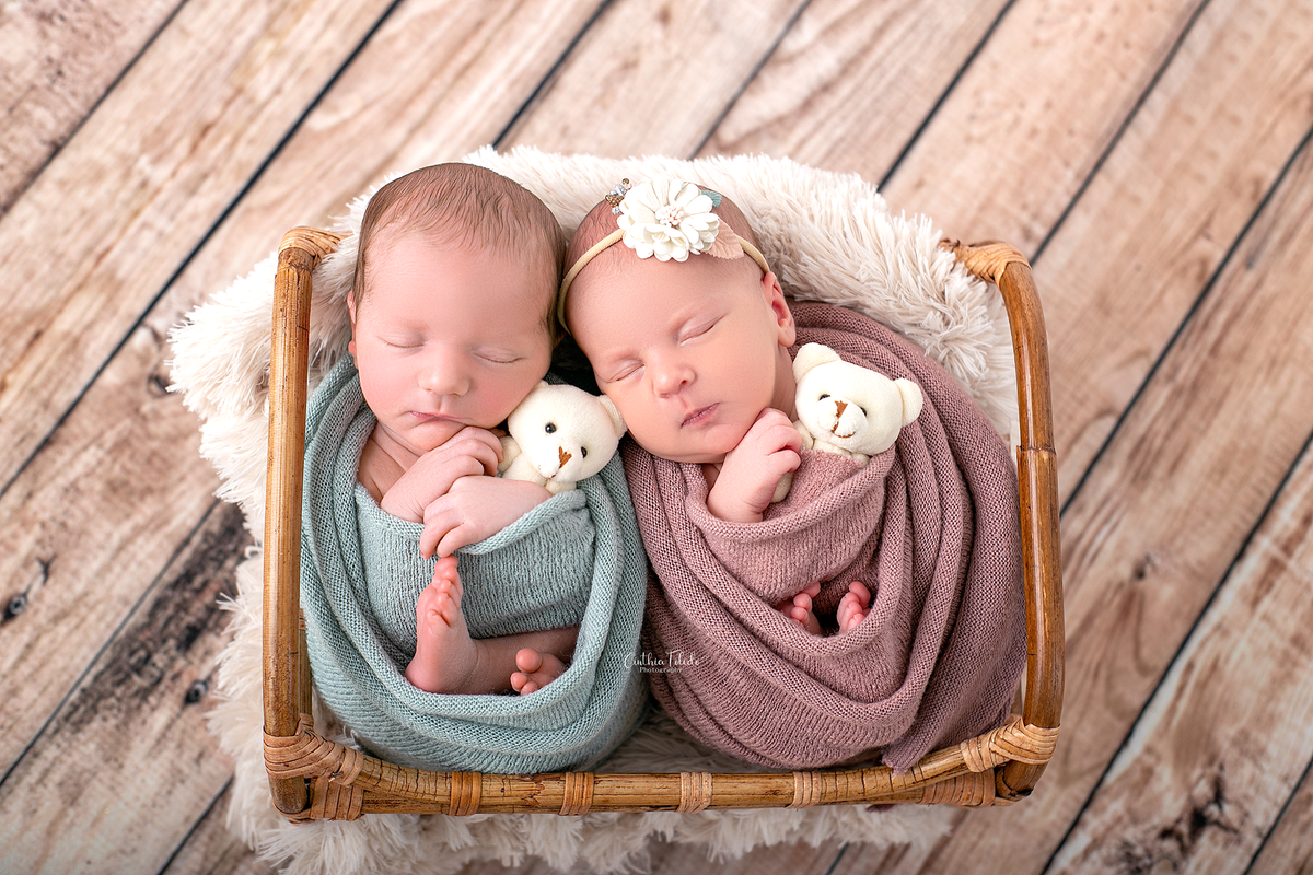 fotografia newborn feita por Cinthia Toledo photography / fotografia , realizada em home-studio, localizado em Malden - MA , EUA, newborn de casal de gemeos, pacotinho, enroladinho, rosa com verde