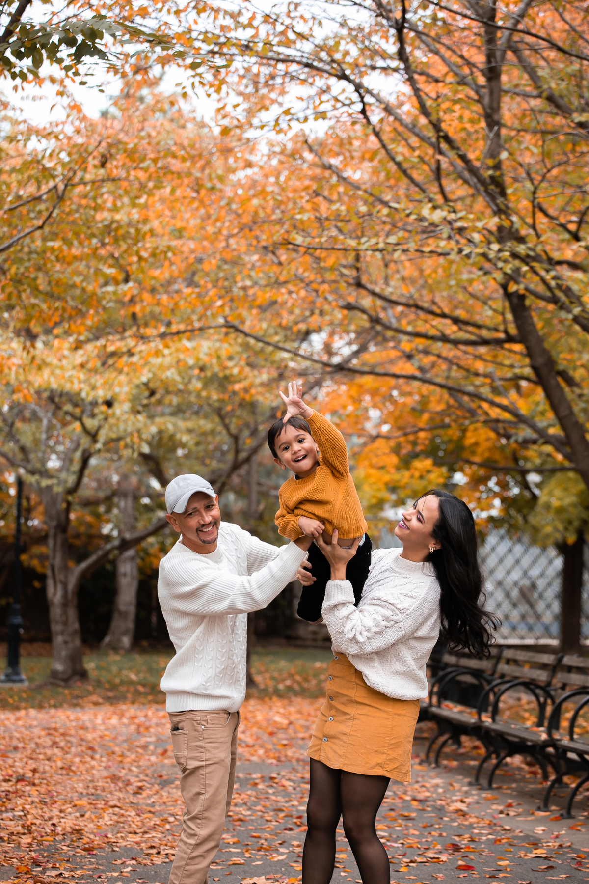 ensaio fotografico em familia, fotografado em Massachusetts por Cinthia Toledo photography, realizado na estacao de outono FALL,  