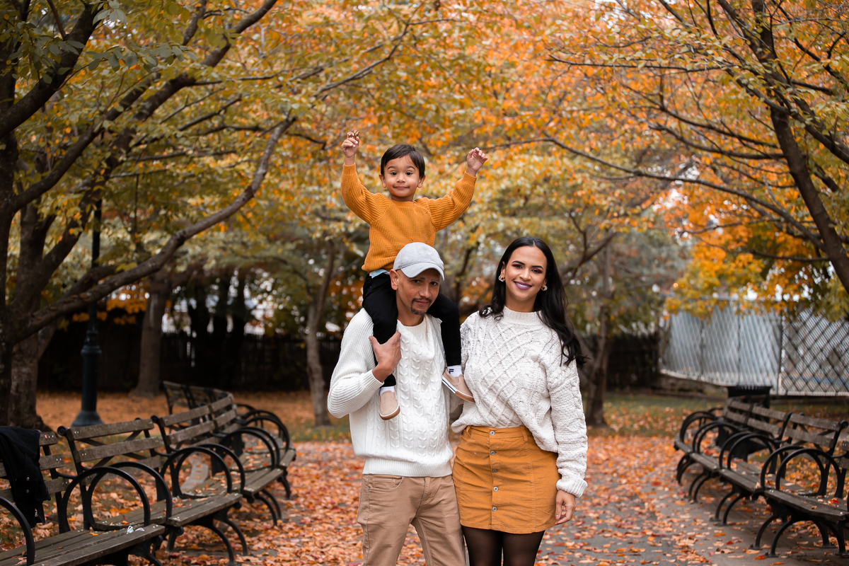 ensaio fotografico em familia, fotografado em Massachusetts por Cinthia Toledo photography, realizado na estacao de outono FALL,  