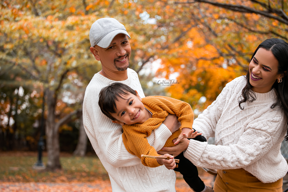 ensaio fotografico em familia, fotografado em Massachusetts por Cinthia Toledo photography, realizado na estacao de outono FALL,  