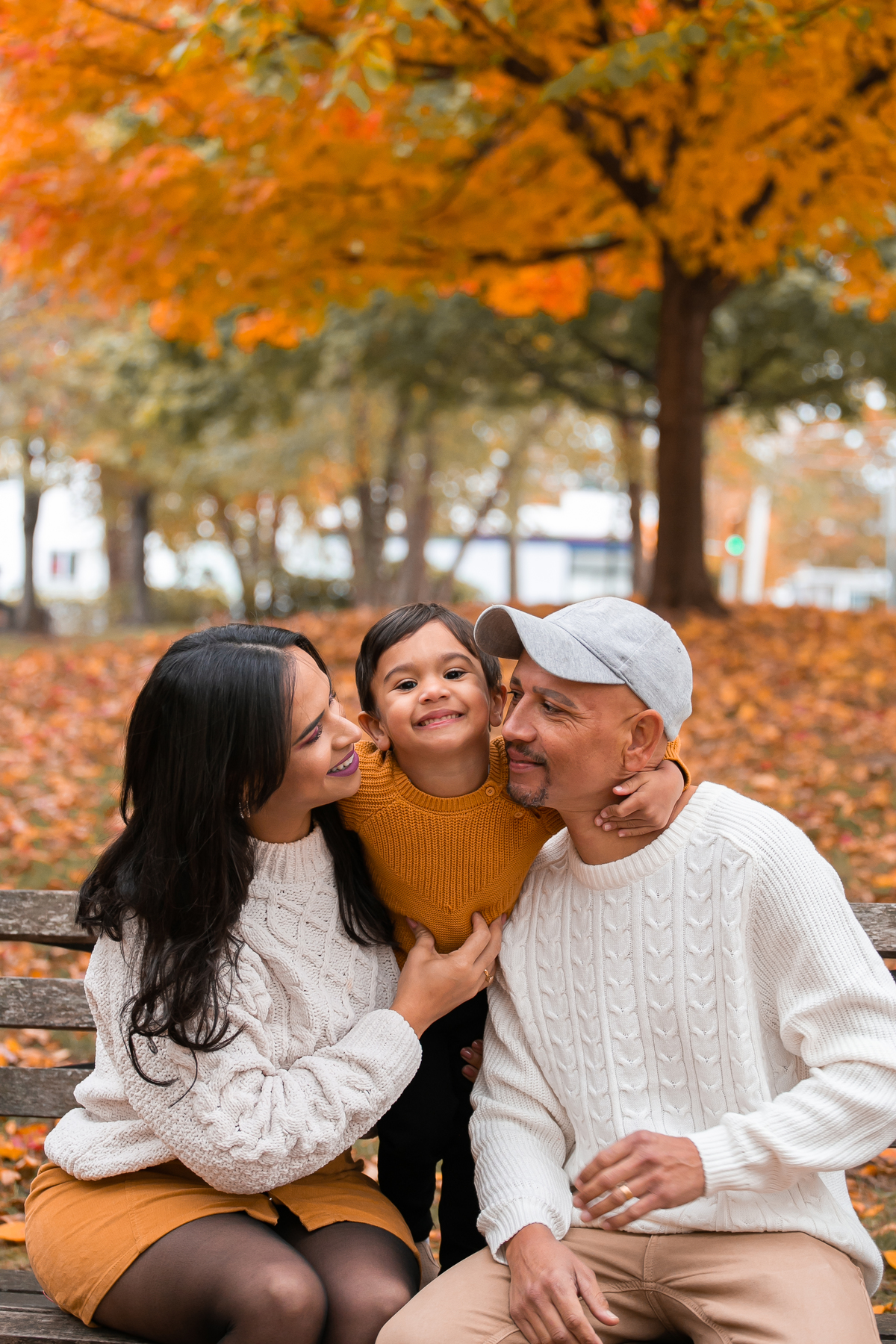 ensaio fotografico em familia, fotografado em Massachusetts por Cinthia Toledo photography, realizado na estacao de outono FALL,  