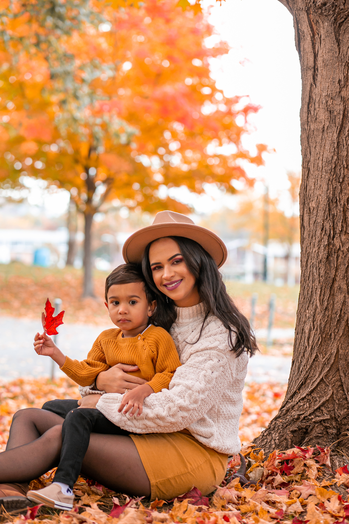 ensaio fotografico em familia, fotografado em Massachusetts por Cinthia Toledo photography, realizado na estacao de outono FALL,  mae e filho