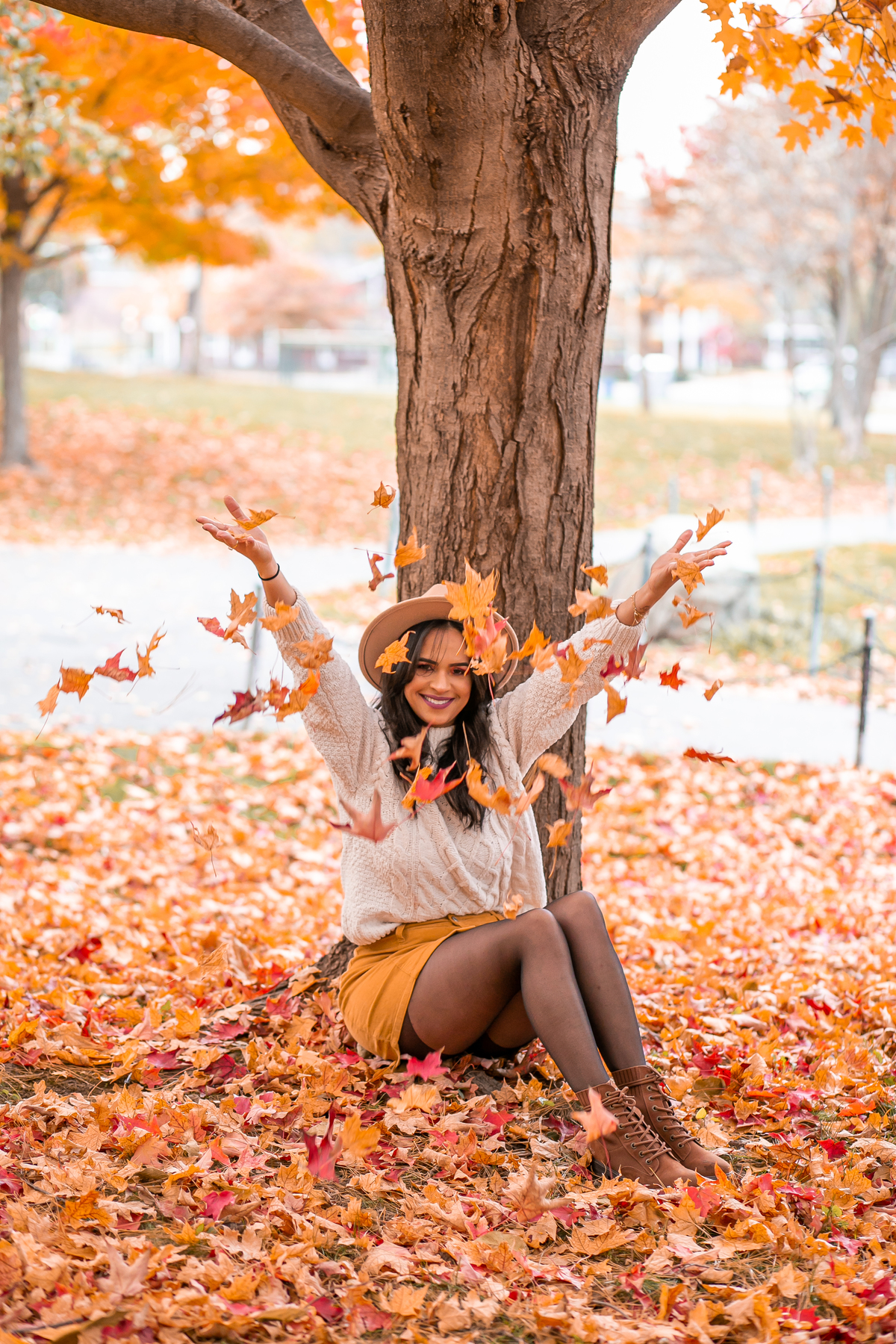 ensaio fotografico em familia, fotografado em Massachusetts por Cinthia Toledo photography, realizado na estacao de outono FALL,  mae e filho