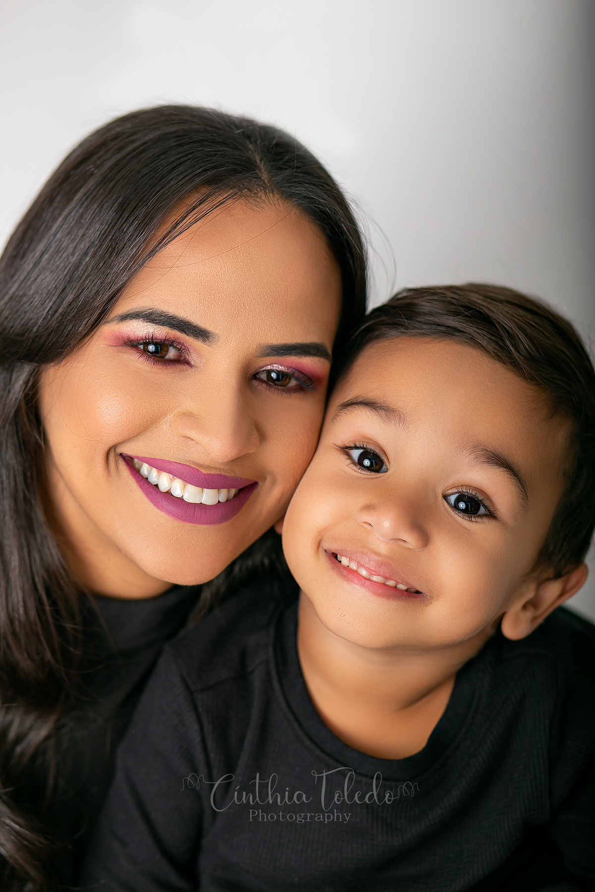 ensaio fotografico em studio de mae e filho realizado em Boston - Massachusetts, fotografado pela fotografa Cinthia Toledo Photography , fotografa de familia. 