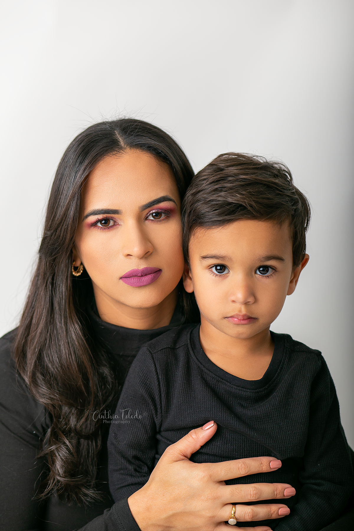ensaio fotografico em studio de mae e filho realizado em Boston - Massachusetts, fotografado pela fotografa Cinthia Toledo Photography , fotografa de familia. 