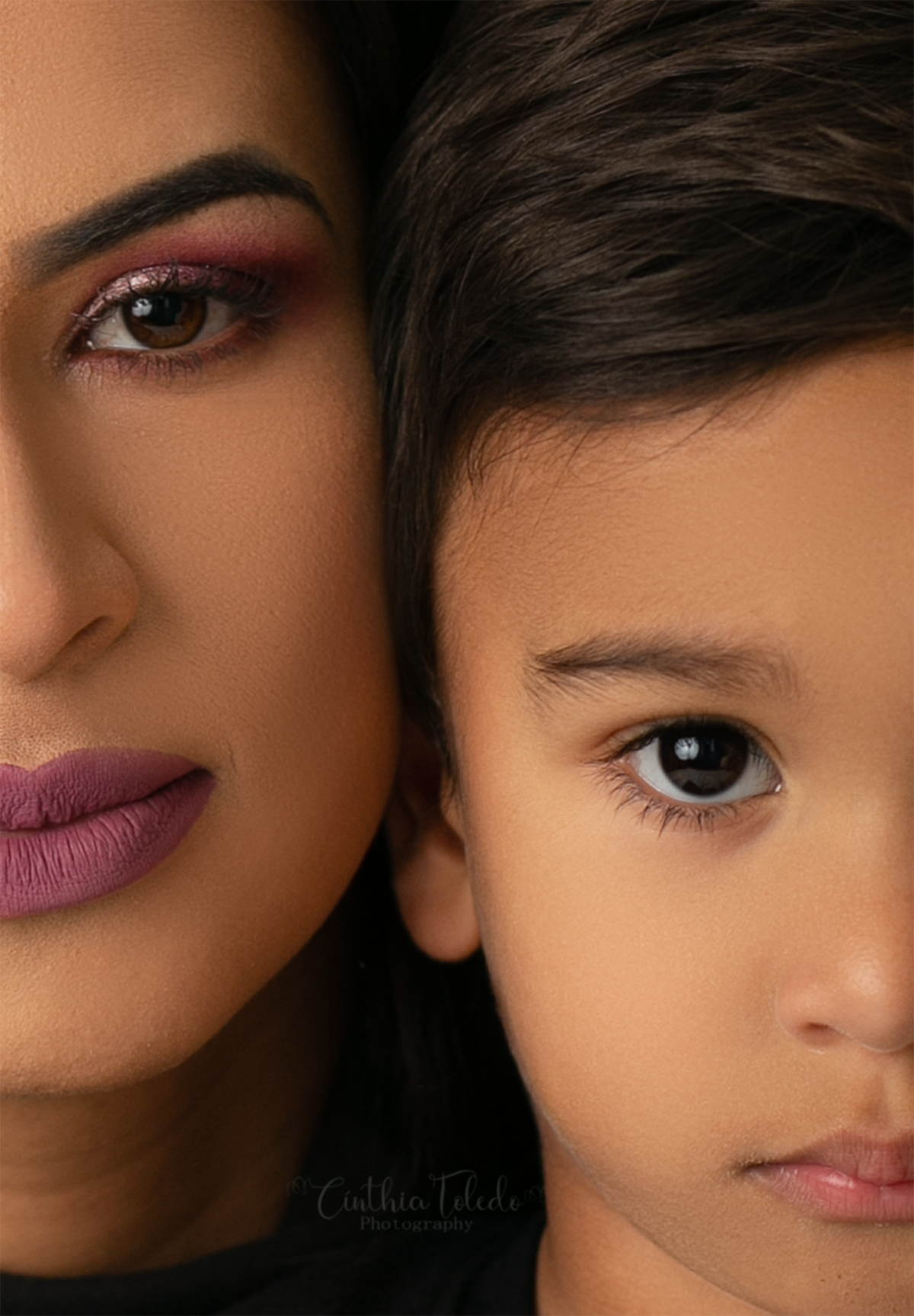 ensaio fotografico em studio de mae e filho realizado em Boston - Massachusetts, fotografado pela fotografa Cinthia Toledo Photography , fotografa de familia. 