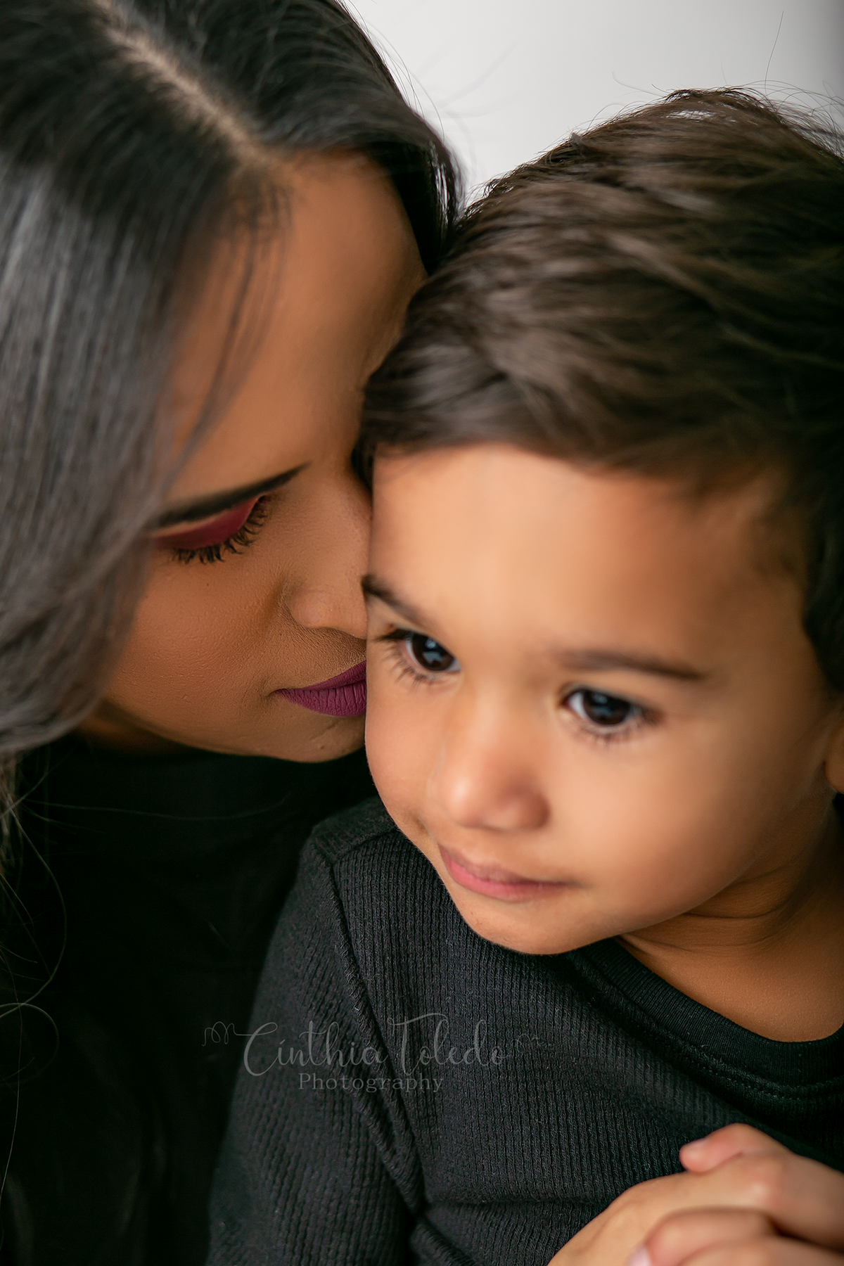 ensaio fotografico em studio de mae e filho realizado em Boston - Massachusetts, fotografado pela fotografa Cinthia Toledo Photography , fotografa de familia. 