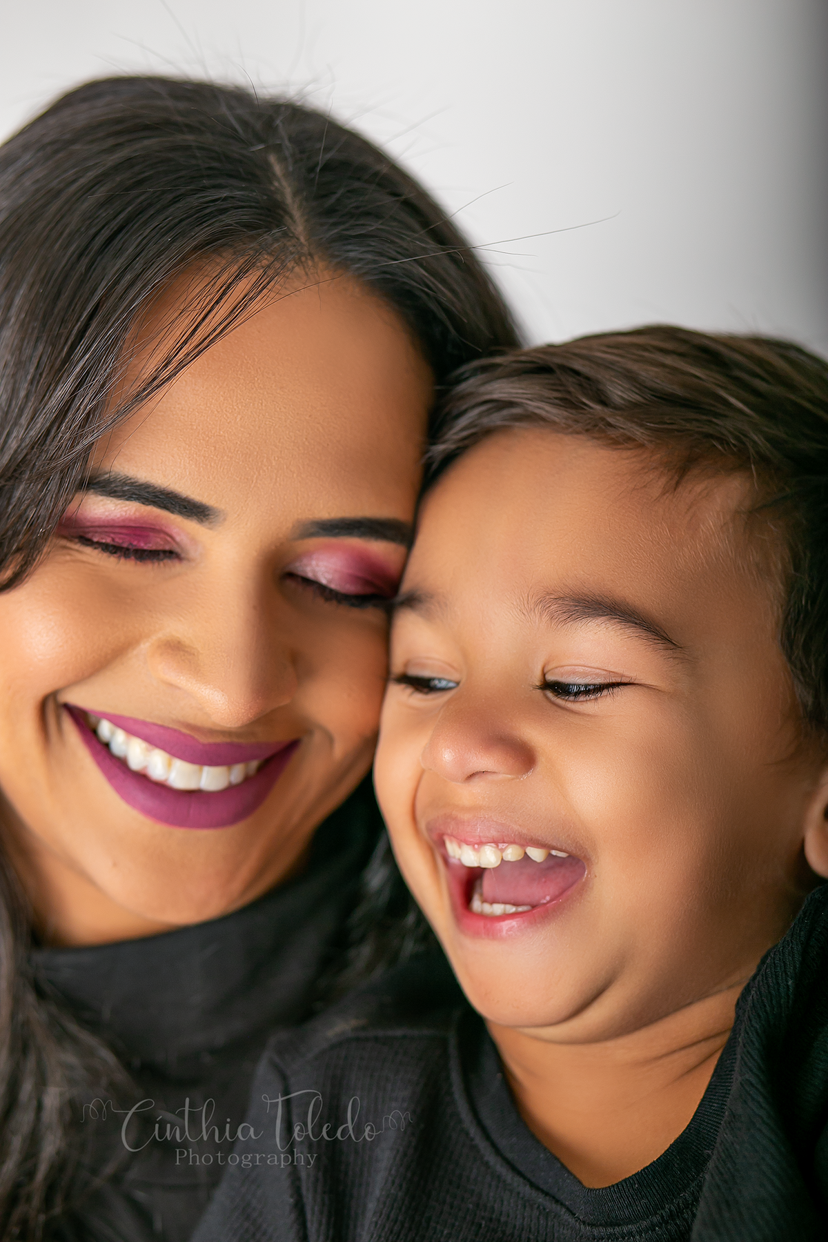 ensaio fotografico em studio de mae e filho realizado em Boston - Massachusetts, fotografado pela fotografa Cinthia Toledo Photography , fotografa de familia. 