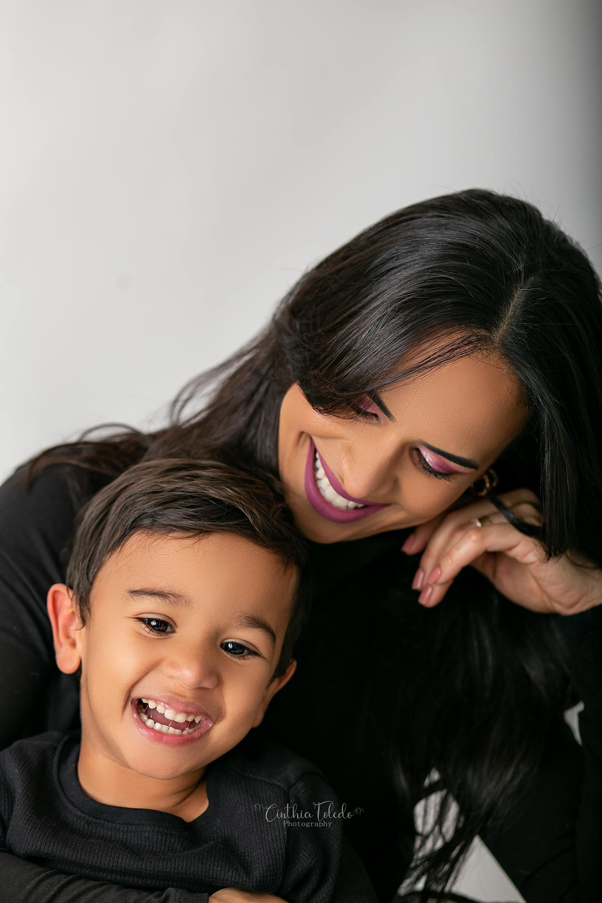 ensaio fotografico em studio de mae e filho realizado em Boston - Massachusetts, fotografado pela fotografa Cinthia Toledo Photography , fotografa de familia. 