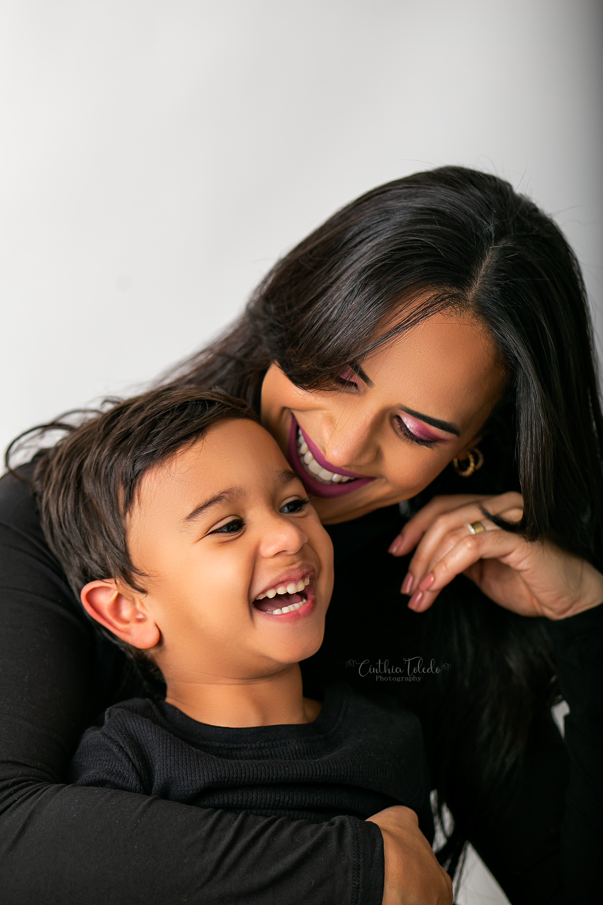 ensaio fotografico em studio de mae e filho realizado em Boston - Massachusetts, fotografado pela fotografa Cinthia Toledo Photography , fotografa de familia. 