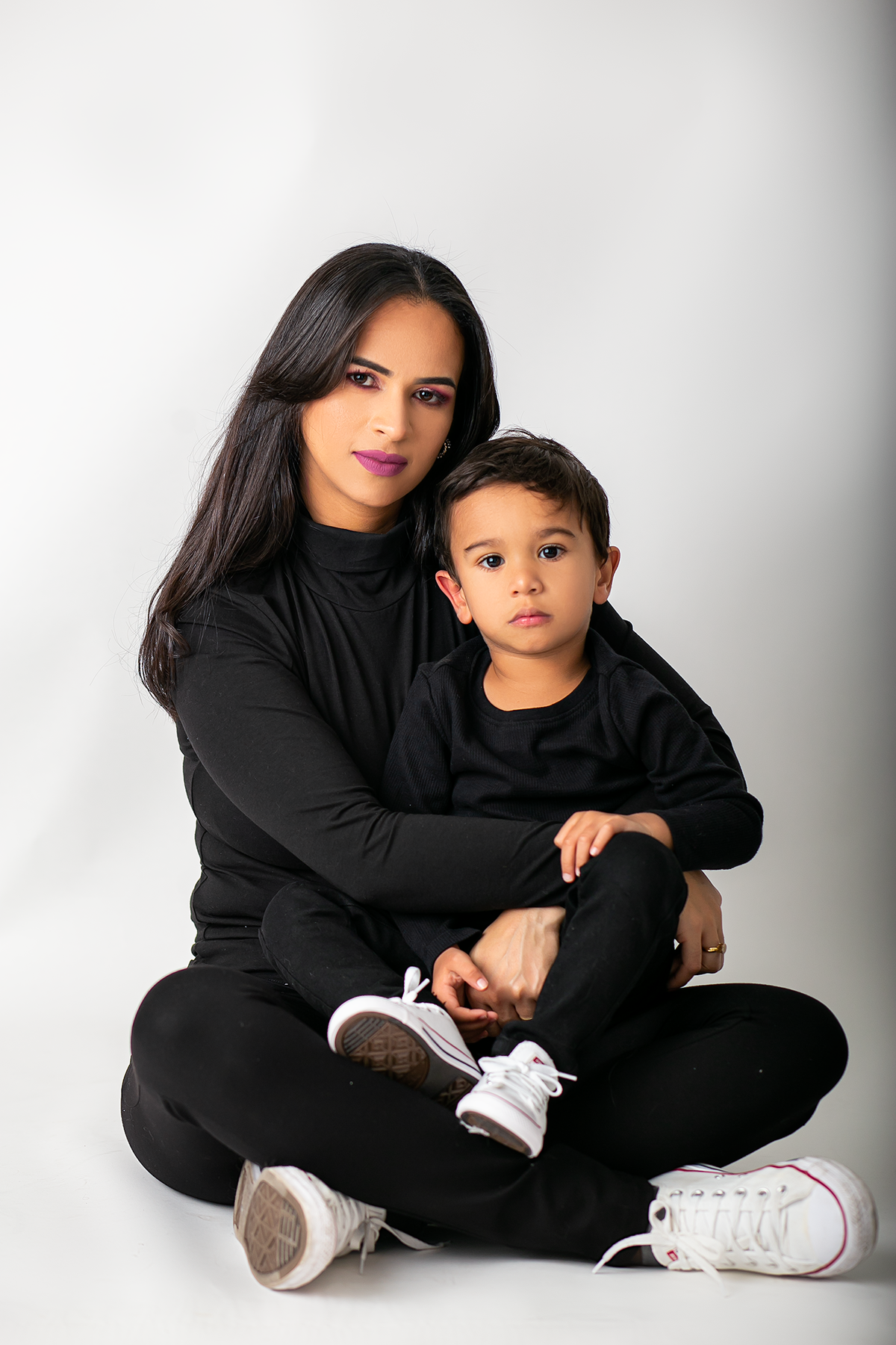 ensaio fotografico em studio de mae e filho realizado em Boston - Massachusetts, fotografado pela fotografa Cinthia Toledo Photography , fotografa de familia. 