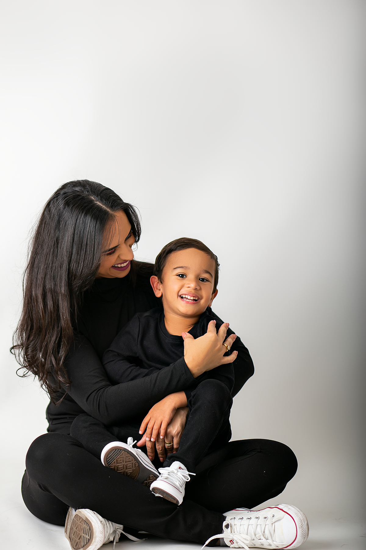 ensaio fotografico em studio de mae e filho realizado em Boston - Massachusetts, fotografado pela fotografa Cinthia Toledo Photography , fotografa de familia. 