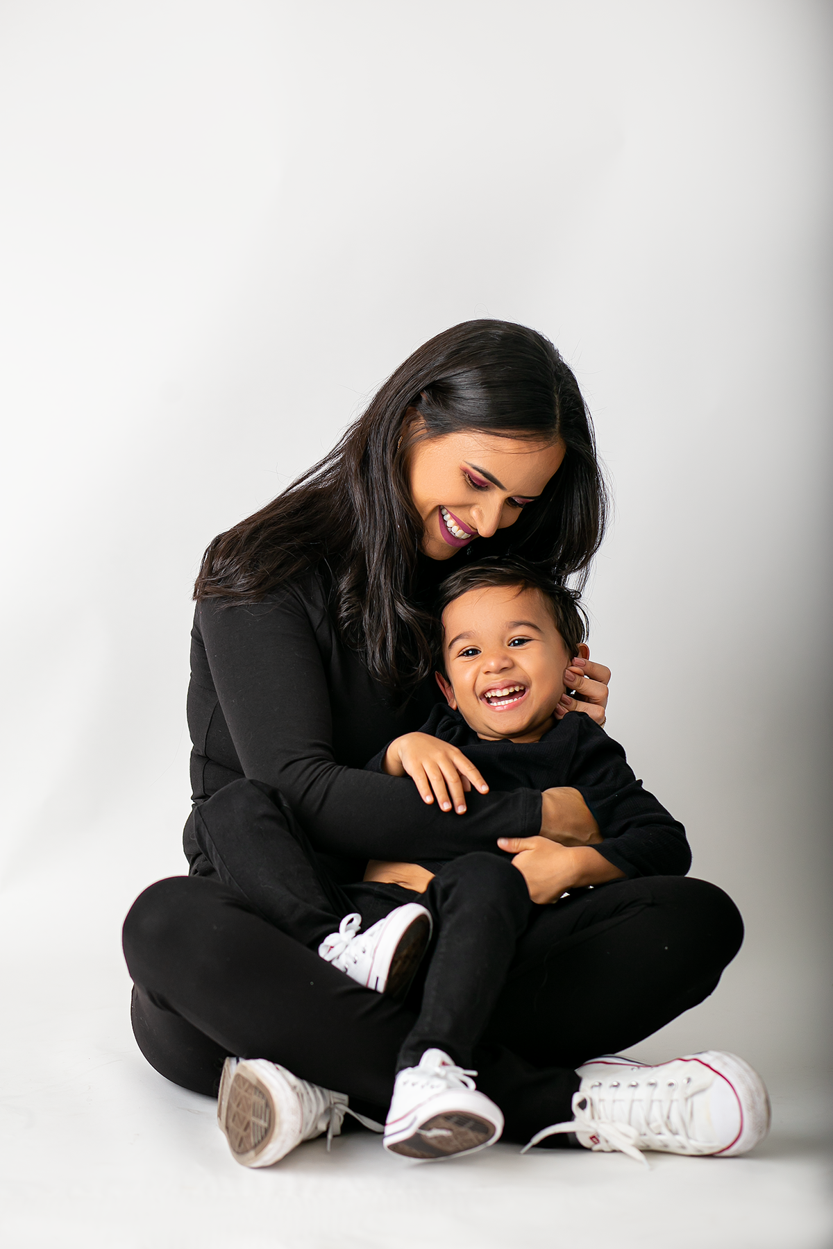 ensaio fotografico em studio de mae e filho realizado em Boston - Massachusetts, fotografado pela fotografa Cinthia Toledo Photography , fotografa de familia. 