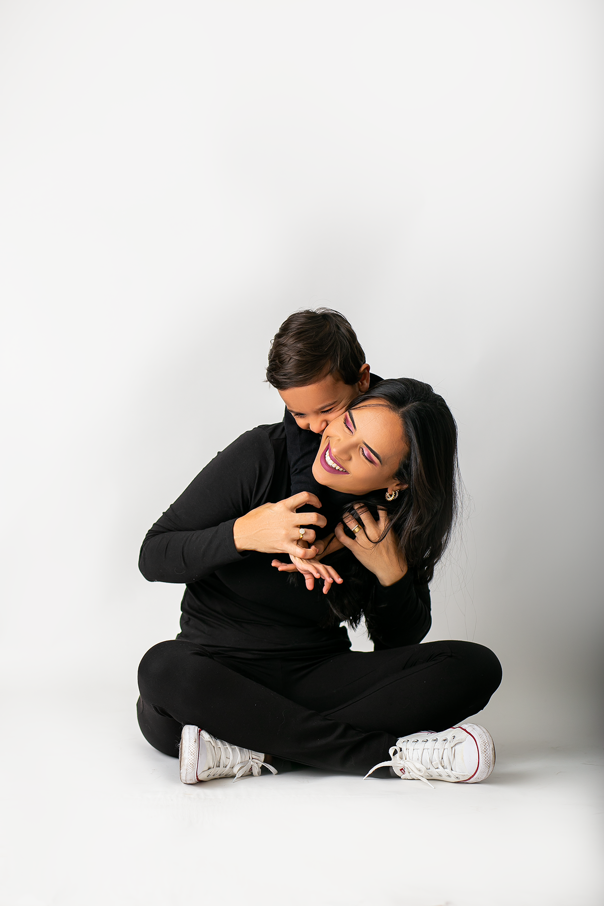 ensaio fotografico em studio de mae e filho realizado em Boston - Massachusetts, fotografado pela fotografa Cinthia Toledo Photography , fotografa de familia. 
