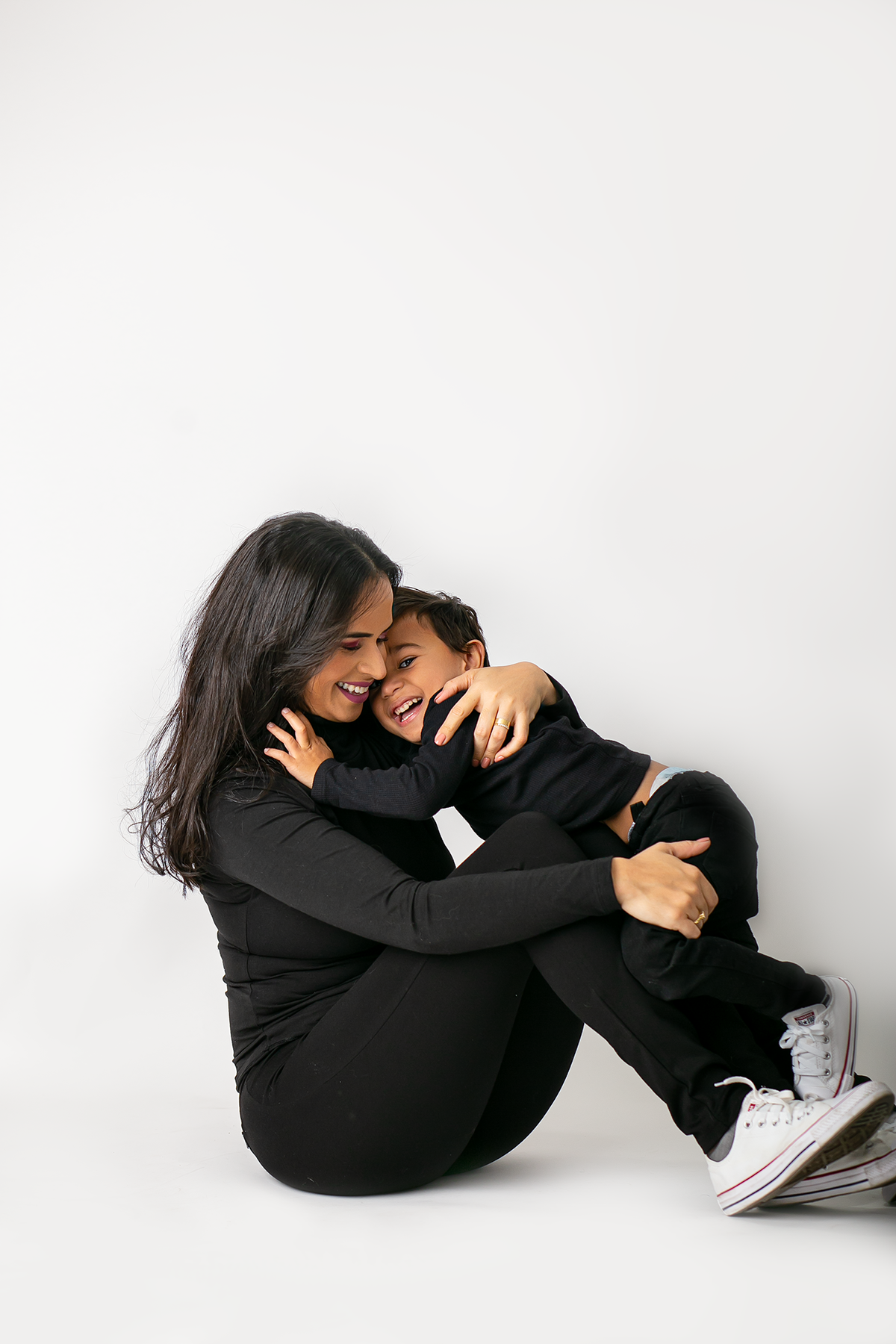 ensaio fotografico em studio de mae e filho realizado em Boston - Massachusetts, fotografado pela fotografa Cinthia Toledo Photography , fotografa de familia. 