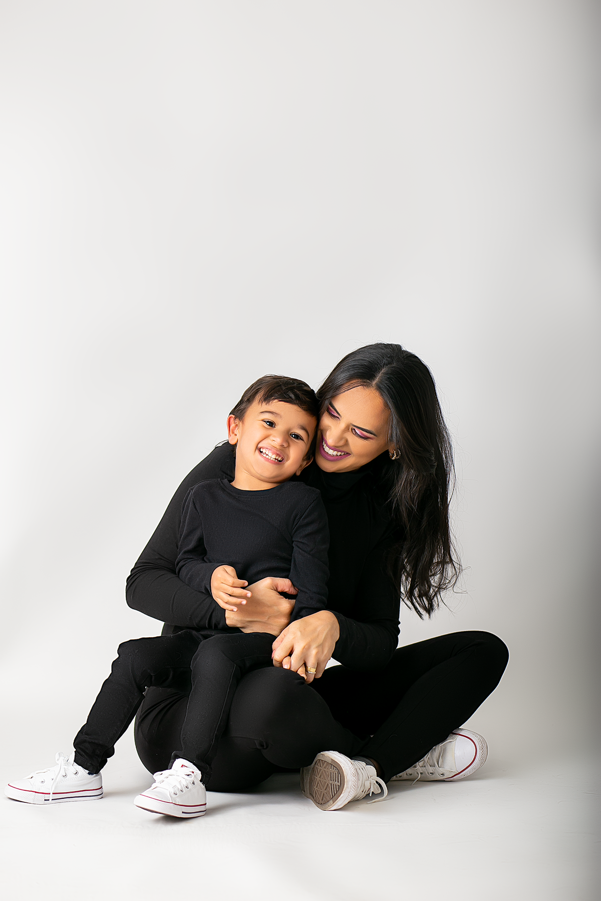 ensaio fotografico em studio de mae e filho realizado em Boston - Massachusetts, fotografado pela fotografa Cinthia Toledo Photography , fotografa de familia. 