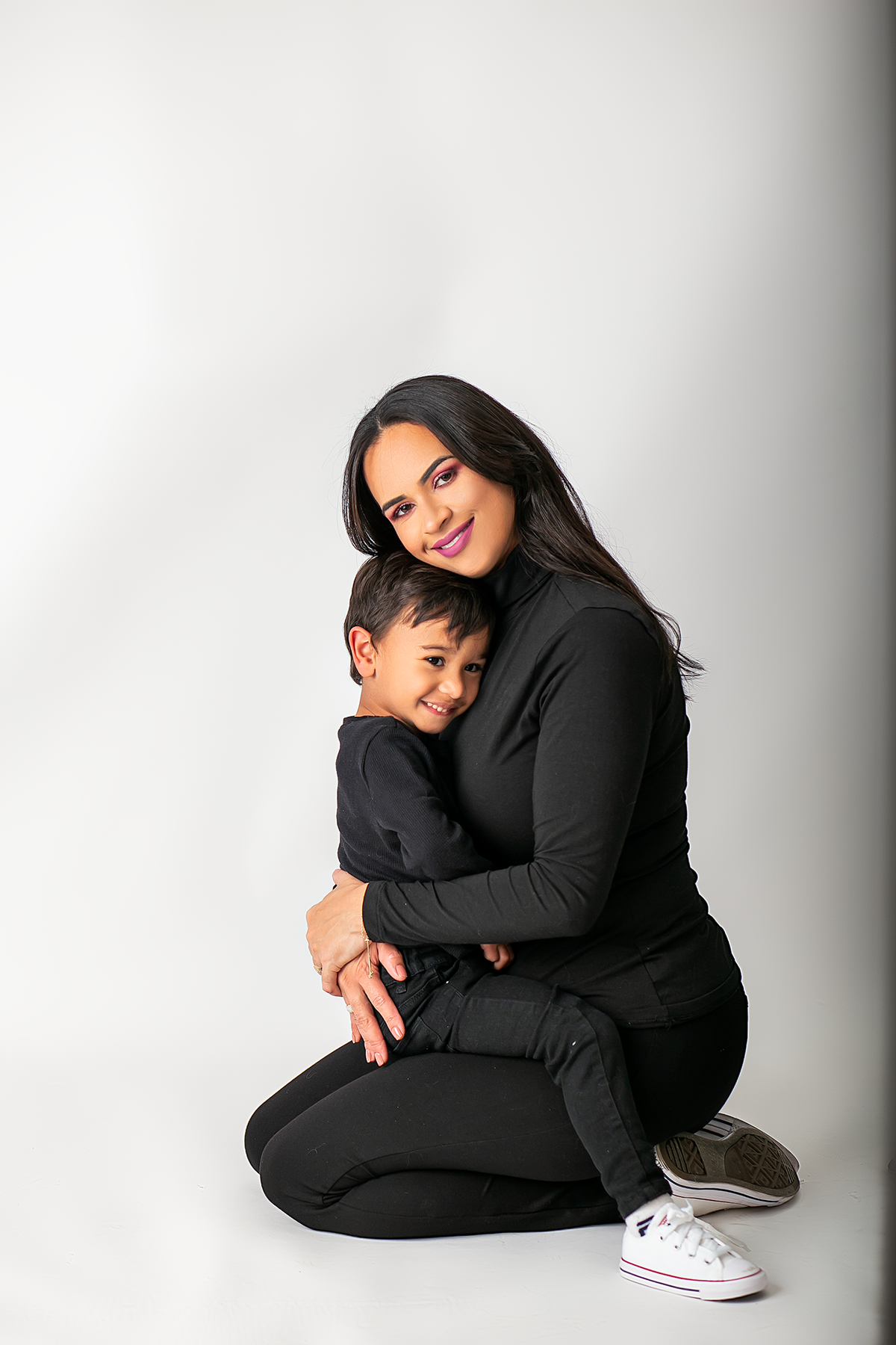 ensaio fotografico em studio de mae e filho realizado em Boston - Massachusetts, fotografado pela fotografa Cinthia Toledo Photography , fotografa de familia. 