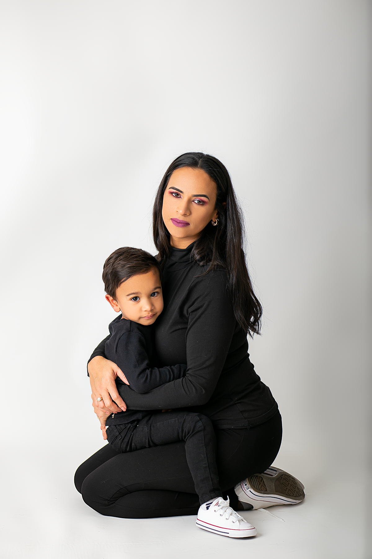 ensaio fotografico em studio de mae e filho realizado em Boston - Massachusetts, fotografado pela fotografa Cinthia Toledo Photography , fotografa de familia. 