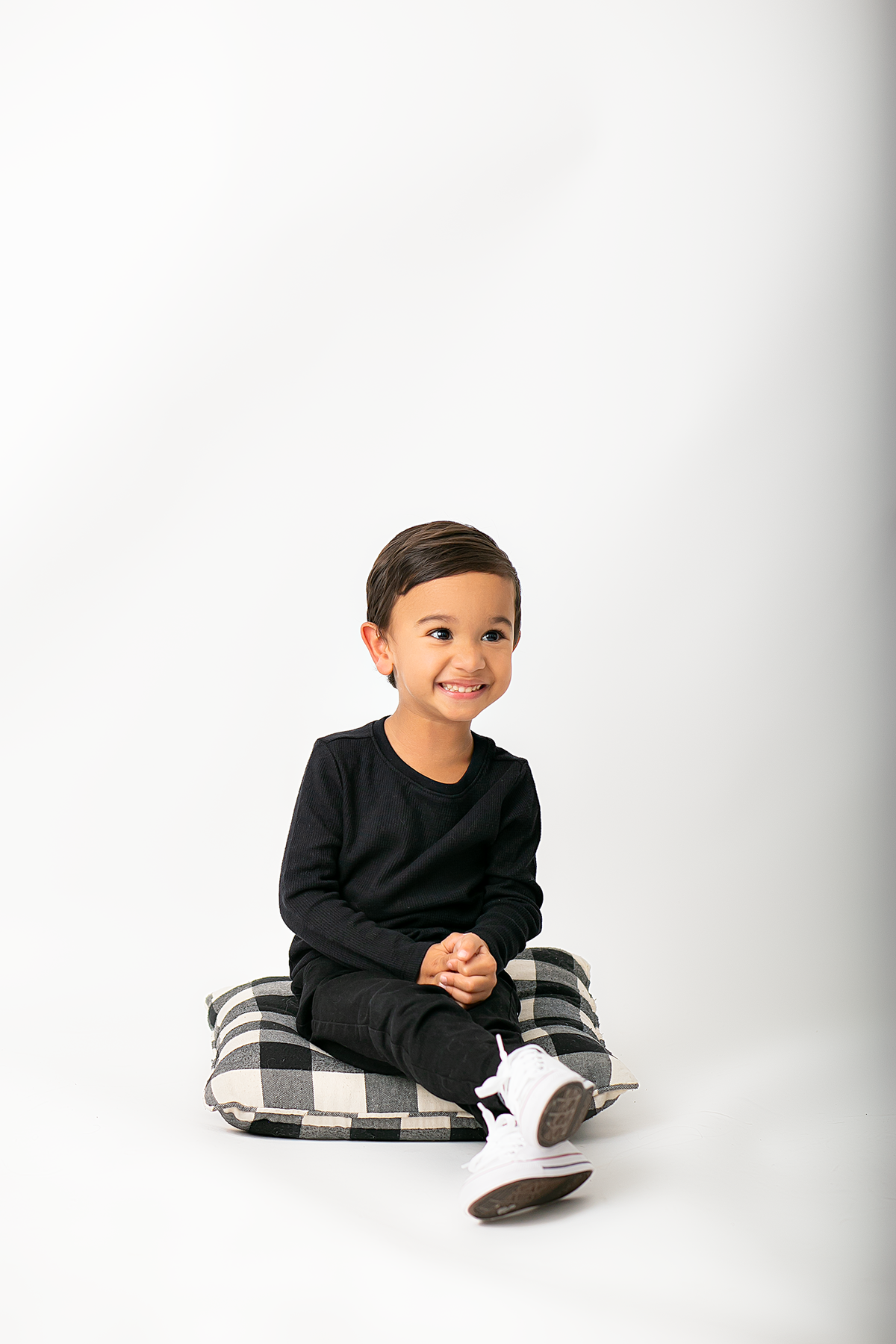 ensaio fotografico em studio de mae e filho realizado em Boston - Massachusetts, fotografado pela fotografa Cinthia Toledo Photography , fotografa de familia. 